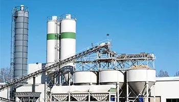 Silos de clínquer em uma usina de cimento
